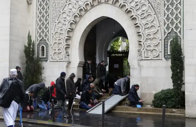 فرنسا.. منظمات إسلامية تستنكر إقصاء المسلمين من قرار فتح دور العبادة