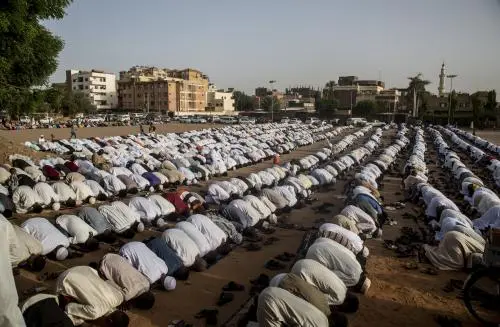 مئات السودانيين يخرقون حظر “كورونا” بالخرطوم لأداء صلاة العيد (فيديو وصور)