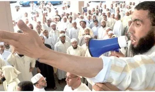 الأئمة حاملو الشهادات يرفضون نداء التبرع لهم ويصفونه بـ”الحاط من الكرامة”