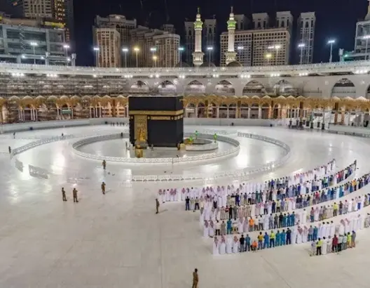 بعد توقف دام لأشهر بسبب كورونا.. الحرم المكي يستقبل أولى أفواج المعتمرين