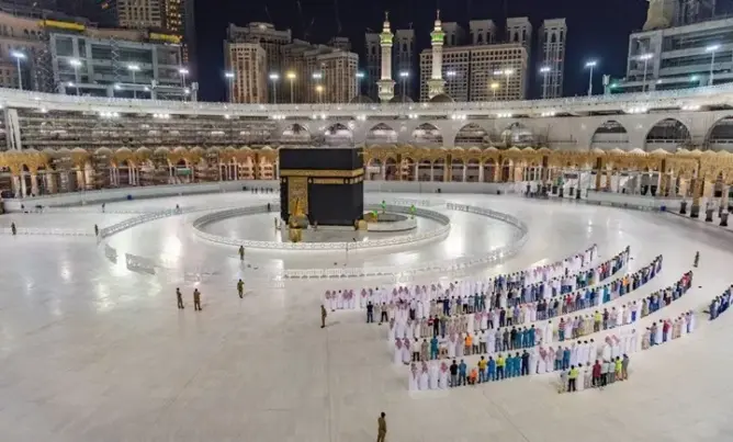 بعد توقف دام لأشهر بسبب كورونا.. الحرم المكي يستقبل أولى أفواج المعتمرين
