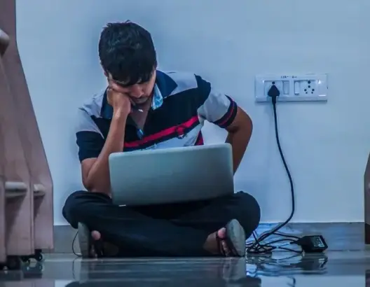 أزمة كورونا تجثم على مئات آلاف الطلاب العالقين بعيدا عن أسرهم
