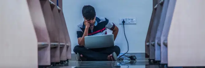 أزمة كورونا تجثم على مئات آلاف الطلاب العالقين بعيدا عن أسرهم