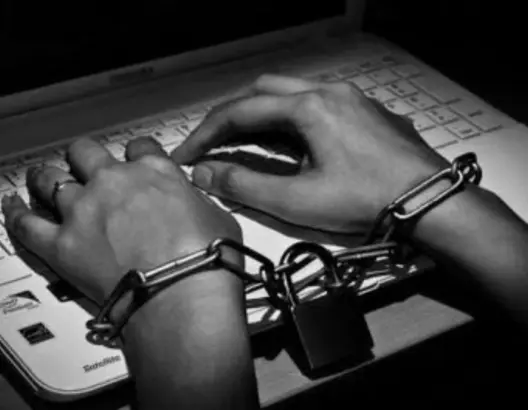 منظمات وأفراد يطالبون بسحب قانون “تكميم الأفواه” وتسريح معتقلي الرأي