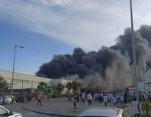 حريق يلتهم جزءا من مصنع “كابْلاجْ” تابع لشركة يابانية بطنجة (فيديو)