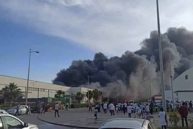حريق يلتهم جزءا من مصنع “كابْلاجْ” تابع لشركة يابانية بطنجة (فيديو)