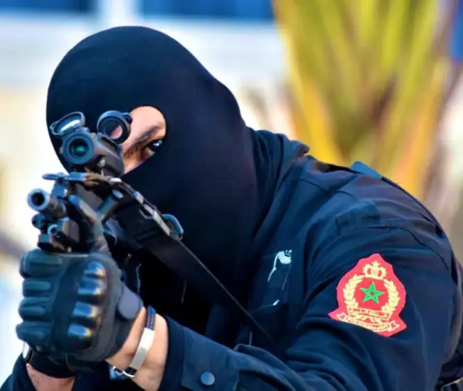 شرطيان بالبيضاء يضطران لإشهار السلاح في وجه أشخاص عرضوا المواطنين وحياتهم للخطر