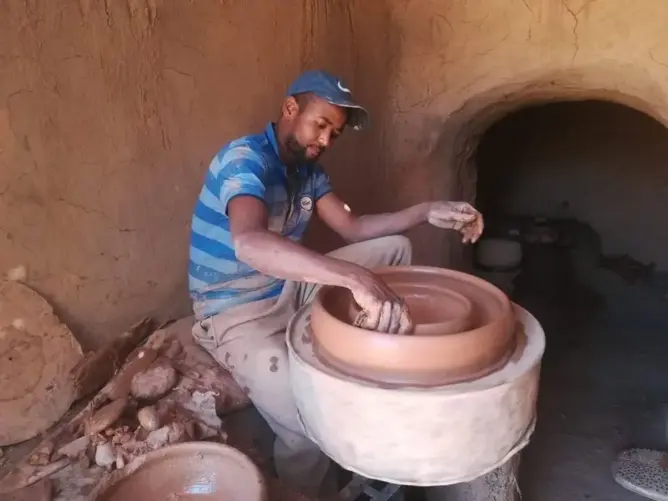 ورشة “حباشي” للفخار.. كورونا تدفع أسرة بزاكورة إلى بعث الروح في حرفة الأجداد (فيديو)