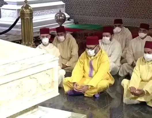 الملك يزور قبر جده محمد الخامس ويترحم عليه في ذكرى وفاته