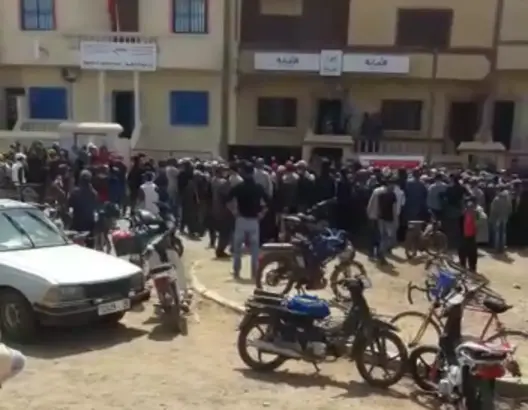 رغم التحذيرات.. العشرات يتجمهرون للاستفادة من الدعم في خميس الزمامرة (فيديو)