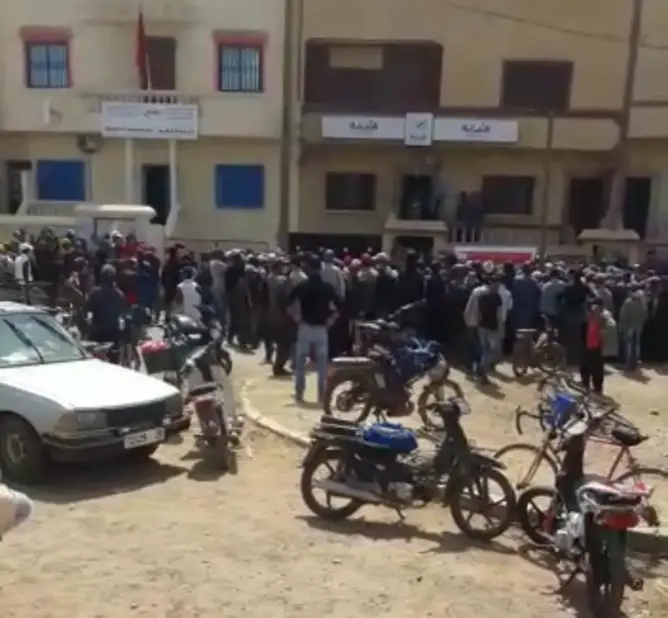 رغم التحذيرات.. العشرات يتجمهرون للاستفادة من الدعم في خميس الزمامرة (فيديو)