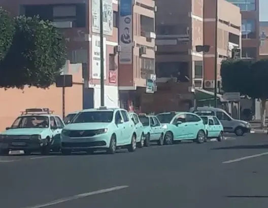 سائقو “طاكسيات” أيت ملول .. بين هزالة المدخول اليومي وسندان النقل السري
