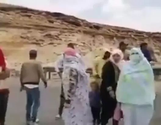 مواطنون عالقون بالواد “الواعر” يقطعون الطريق نحو العيون ويوجهون “استغاثة” (فيديو)