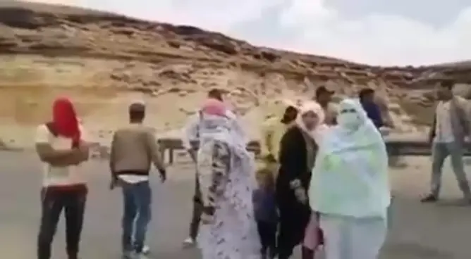 مواطنون عالقون بالواد “الواعر” يقطعون الطريق نحو العيون ويوجهون “استغاثة” (فيديو)