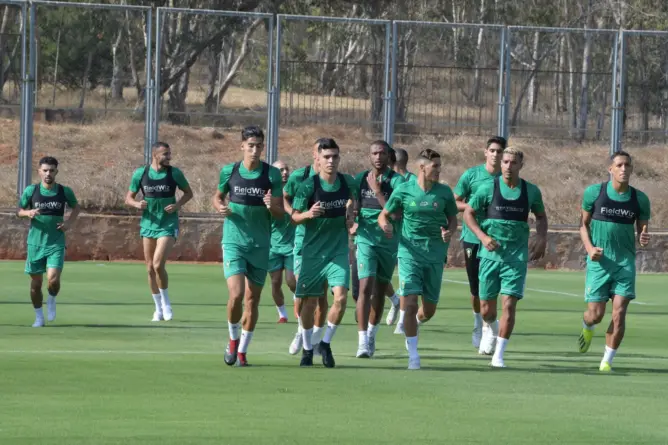 عملاق ألماني يخطب ود نجم المنتخب المغربي