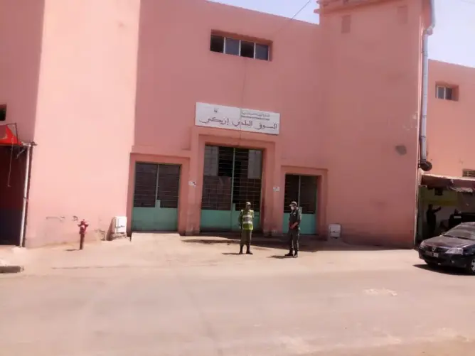 انتشار كورونا يدفع سلطات مراكش لإغلاق سوق بلدي (صور)
