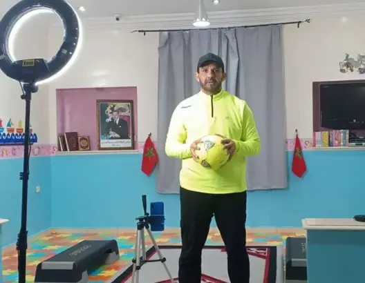 هشام الإدريسي يقدم عروضا رياضية عبر البث المباشر بعد إغلاق الصالات