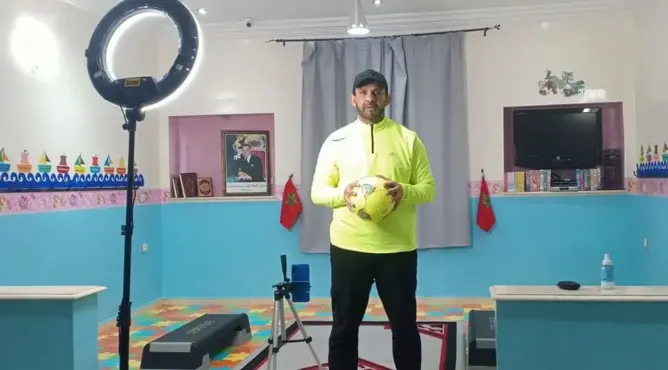 هشام الإدريسي يقدم عروضا رياضية عبر البث المباشر بعد إغلاق الصالات
