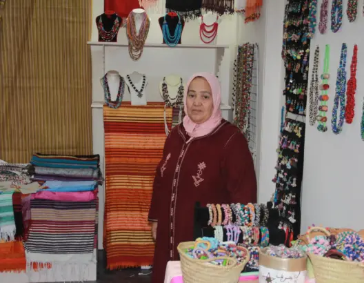 أمينة.. سفيرة مغربية فوق العادة لـ”الأزرار الحريرية” (فيديو وصور)