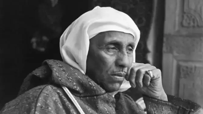 “صحافة الأمس”.. الكلاوي يستقبل محمد الخامس بمراكش قبل أن يصبح منبوذا