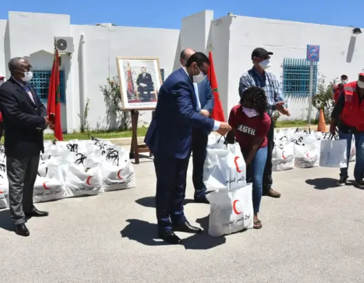 الهلال الأحمر يوزع مساعدات غذائية على الطلبة الأجانب بالمضيق الفنيدق (صور)