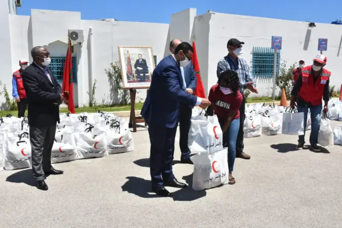 الهلال الأحمر يوزع مساعدات غذائية على الطلبة الأجانب بالمضيق الفنيدق (صور)