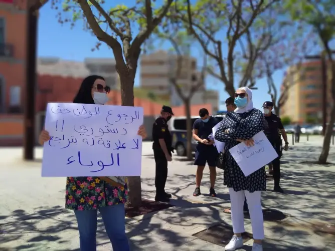 المغاربة العالقون بالخارج ينقلون احتجاجاتهم إلى المطارات من أجل العودة لبلدهم