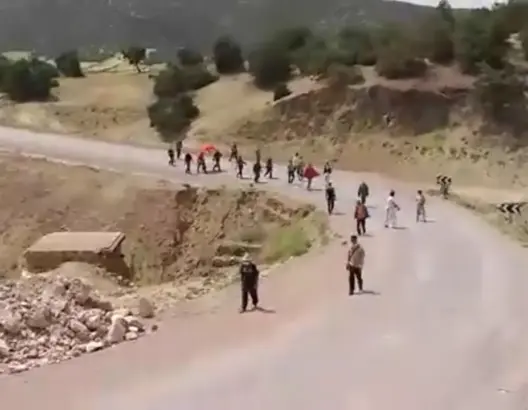 عدم الاستفادة من الدعم يدفع سكان دواوير بصفرو للاحتجاج مشيا على الأقدام (فيديو)