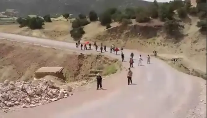 عدم الاستفادة من الدعم يدفع سكان دواوير بصفرو للاحتجاج مشيا على الأقدام (فيديو)