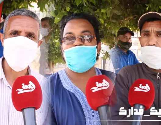 للالتحاق بأسرهم.. عالقون بسلا يتجمعون أمام العمالة طلبا لرخصة التنقل بين المدن (فيديو)