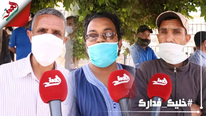 للالتحاق بأسرهم.. عالقون بسلا يتجمعون أمام العمالة طلبا لرخصة التنقل بين المدن (فيديو)