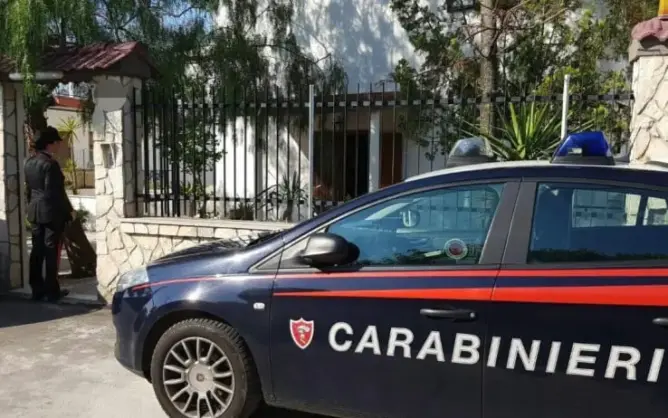 بدافع الغيرة.. الشرطة الإيطالية تعتقل مغربيا “شرمل” زوجته بسكين مطبخ