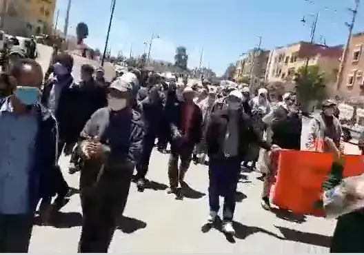 تأخر دعم “كورونا” يخرج العشرات في مسيرة نواحي الرباط .. ومصدر: أوضاع الناس مزرية (فيديو)