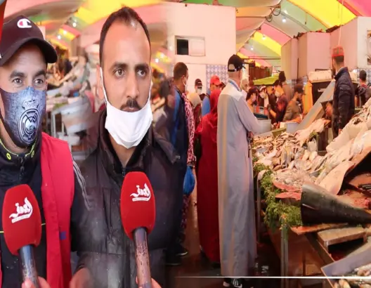 بائعو السمك بالدار االبيضاء: نعاني كثيرا.. وسلعتنا غير كنلوحوها (فيديو)