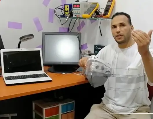 يقيس الحرارة عن بعد .. مغربي يخترع “ماسك” ذكي للوقاية من كورونا (فيديو)