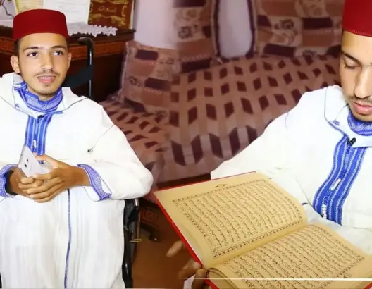 زياد.. مغربي تسلح بالقرآن لمحاربة مرض نادر جعله حبيس كرسي متحرك (فيديو)