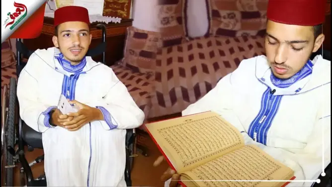 زياد.. مغربي تسلح بالقرآن لمحاربة مرض نادر جعله حبيس كرسي متحرك (فيديو)