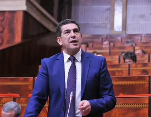 تمديد أجال المنح الجامعية والتكوين المهني يجر أمزازي للمساءلة