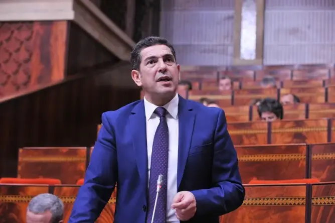تمديد أجال المنح الجامعية والتكوين المهني يجر أمزازي للمساءلة