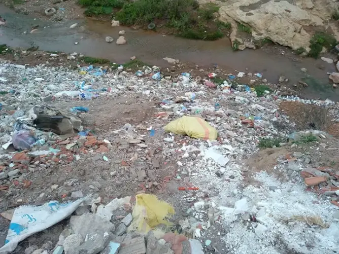 نشطاء يحذرون من كارثة بيئية بدمنات (صور)