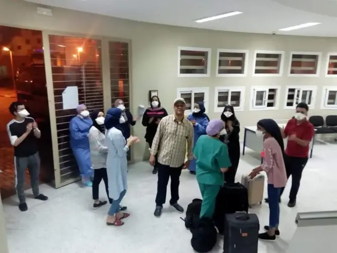 بعد 3 أشهر من العزل.. فندق بالبيضاء يطرد أطرا صحية