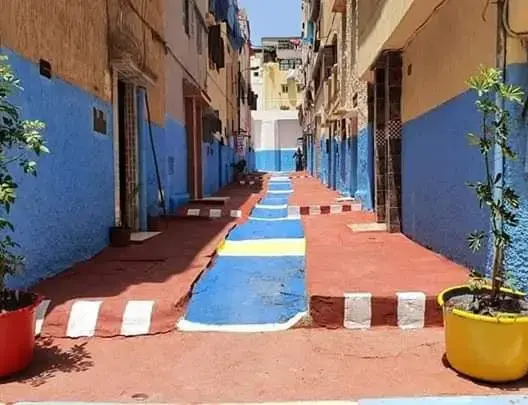 أبناء “يعقوب المنصور” يُحوِّلون حيَّهم إلى لوحة فنية بقلب الرباط تزامنا مع الحجر الصحي (صور)