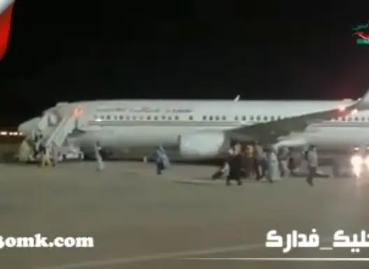 عشرات المغاربة العالقين بجزر الكناري يحطون الرحال بمطار العيون (صور وفيديو)