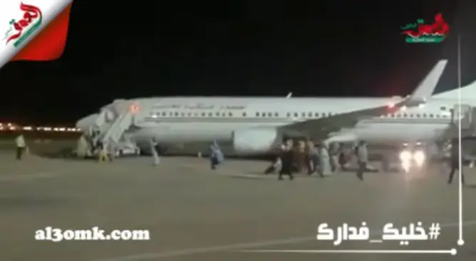 عشرات المغاربة العالقين بجزر الكناري يحطون الرحال بمطار العيون (صور وفيديو)