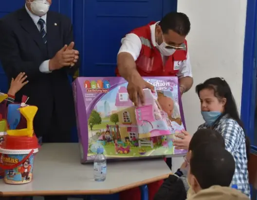 الهلال الأحمر يوزع مساعدات غذائية على ذوي الإعاقة ومرضى “الكلى” بمرتيل (صور)