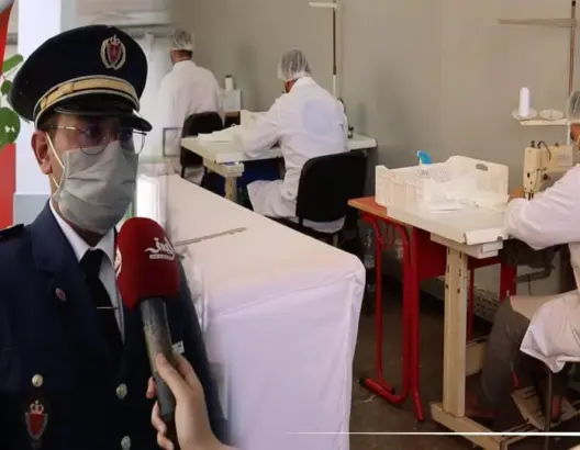 “من أجل الوطن”.. عشرات السجناء بالبيضاء ينتجون آلاف الكمامات يوميًا (فيديو وصور)