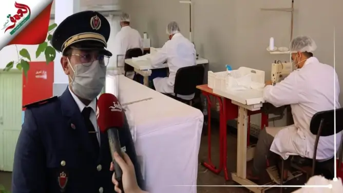 “من أجل الوطن”.. عشرات السجناء بالبيضاء ينتجون آلاف الكمامات يوميًا (فيديو وصور)