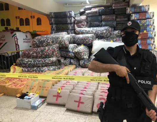 الأمن يحجز 7 أطنان من “الشيرا” بضواحي الجديدة والمهاية وتعتقل شخصين (صور)