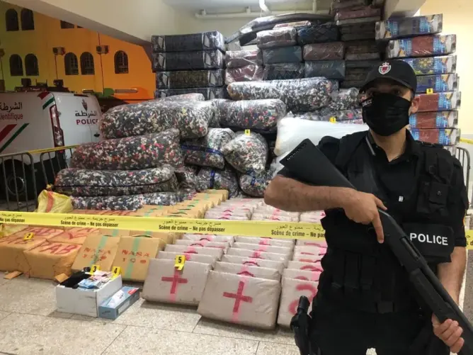 الأمن يحجز 7 أطنان من “الشيرا” بضواحي الجديدة والمهاية وتعتقل شخصين (صور)