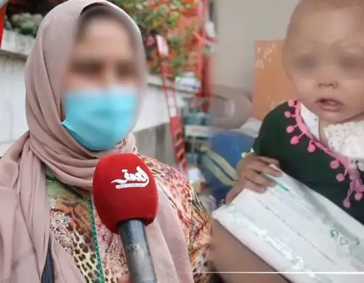 ضياء.. رضيعة ينخر السرطان جسدها ويتسبب في تشوهٍ برأسها وعائلتها تناشد المحسنين (فيديو)